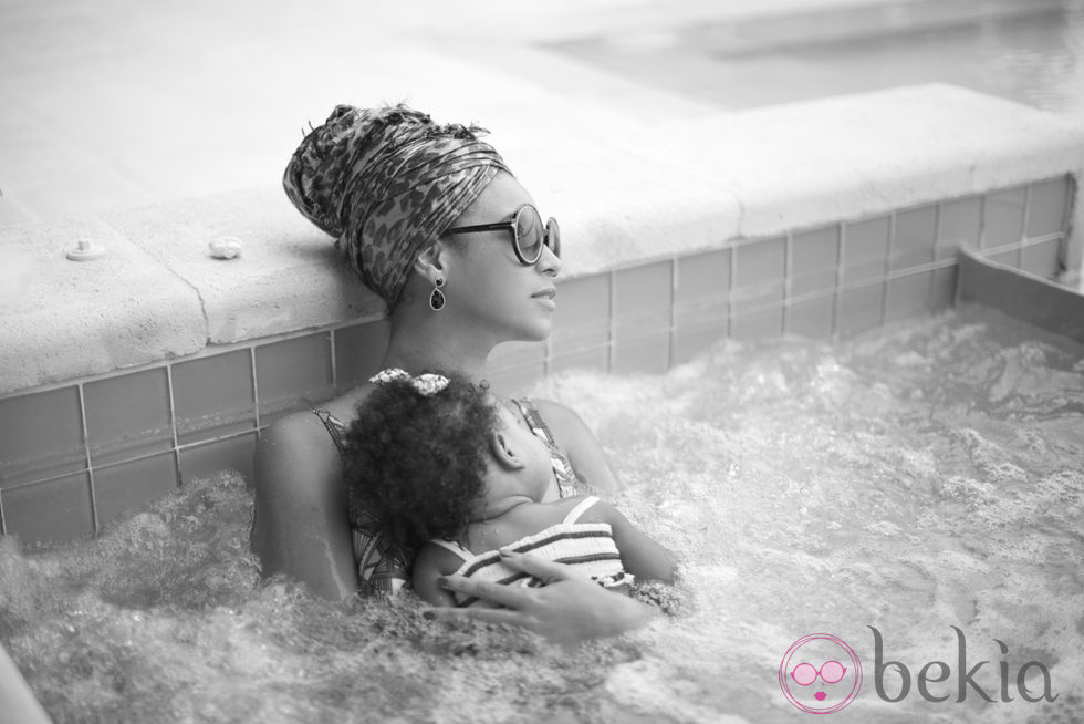 Beyoncé y Blue Ivy disfrutando del jacuzzi