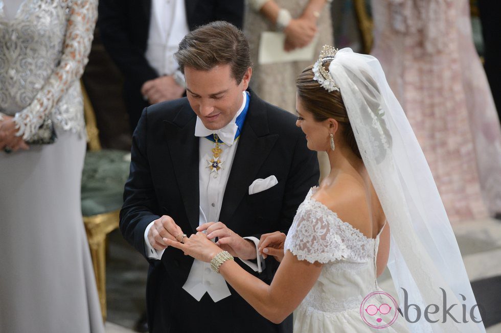 Chris O'Neill poniendo el anillo de la Princesa Magdalena de Suecia en su boda