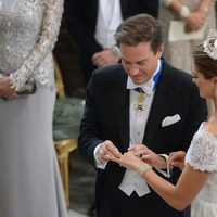 Chris O'Neill poniendo el anillo de la Princesa Magdalena de Suecia en su boda