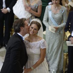 Chris O'Neill besando en la mejilla a la Princesa Magdalena de Suecia durante su boda