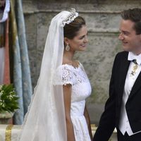 Miradas cómplices entre la Princesa Magdalena de Suecia y Chris O'Neill durante su boda