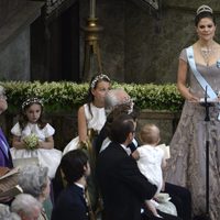 La Princesa Victoria de Suecia leyendo en la boda de Magdalena de Suecia y Chris O'Neill