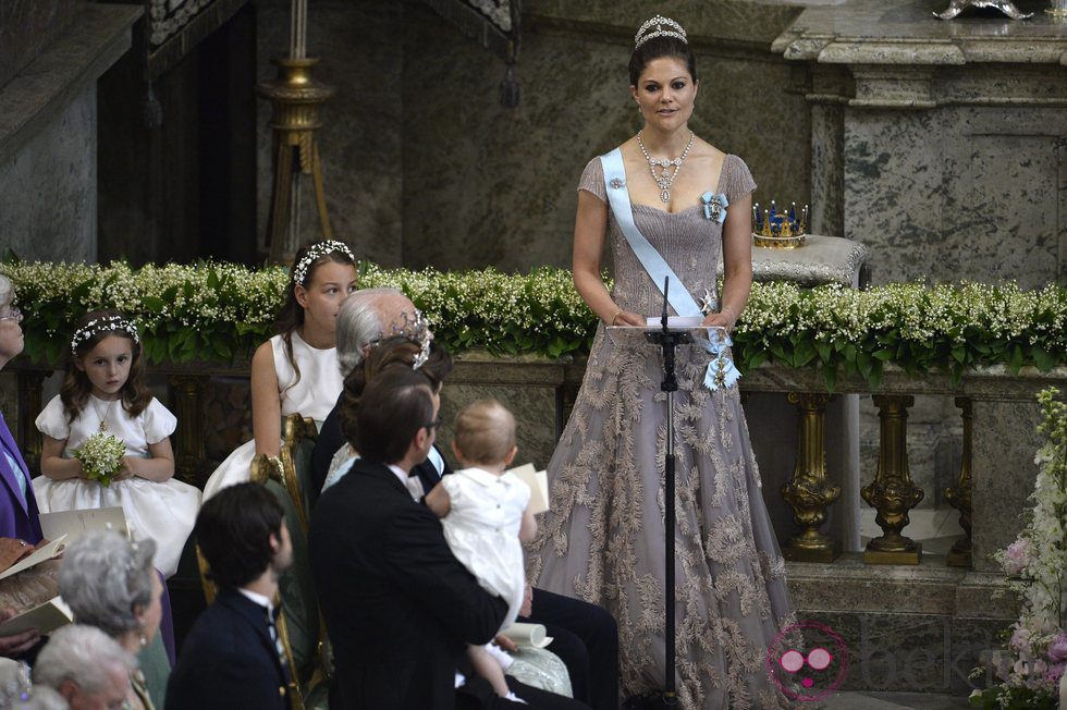 La Princesa Victoria de Suecia leyendo en la boda de Magdalena de Suecia y Chris O'Neill