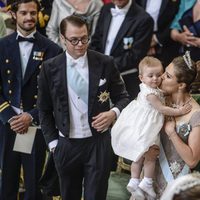 La Princesa Victoria de Suecia dando un beso a su hija Estela en la boda de Magdalena de Suecia y Chris O'Neill