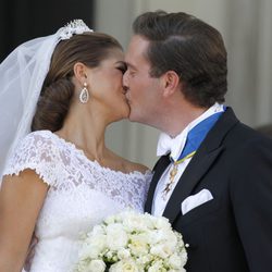 La Princesa Magdalena de Suecia y Chris O'Neill besándose tras su boda