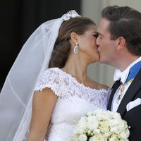 La Princesa Magdalena de Suecia y Chris O'Neill besándose tras su boda