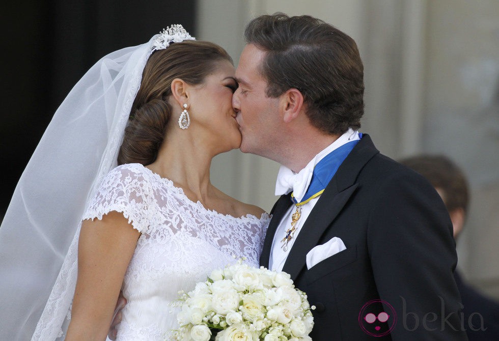 La Princesa Magdalena de Suecia y Chris O'Neill besándose tras su boda