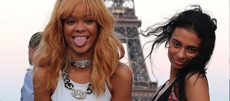 Rihanna posa sin sujetador junto a la Torre Eiffel