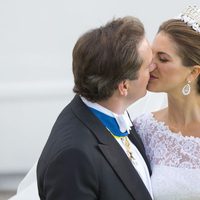 La Princesa Magdalena de Suecia y Chris O'Neill besándose tras su paseo en calesa por Estocolmo