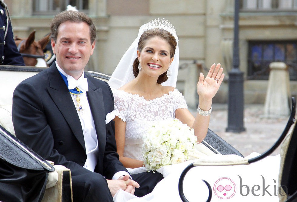 Chris O'Neill y Magdalena de Suecia desde la calesa tras su boda