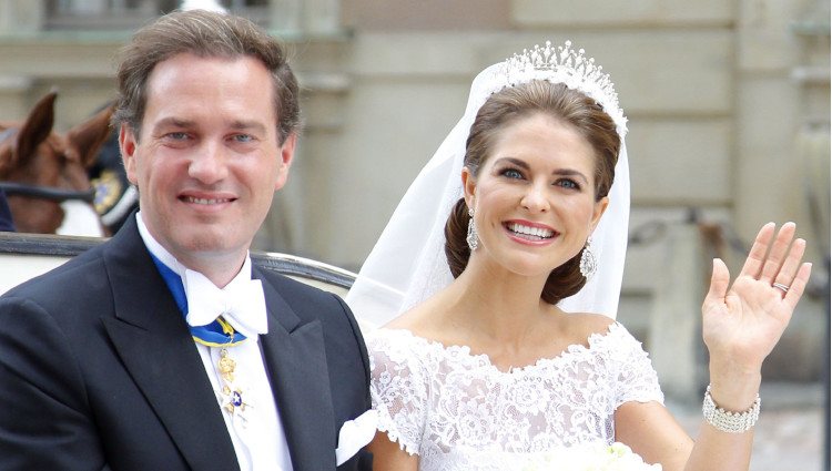 Chris O'Neill y Magdalena de Suecia desde la calesa tras su boda