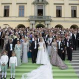 Magdalena de Suecia y Chris O'Neill posan con los invitados en el Palacio de Drottningholm