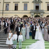 Magdalena de Suecia y Chris O'Neill posan con los invitados en el Palacio de Drottningholm