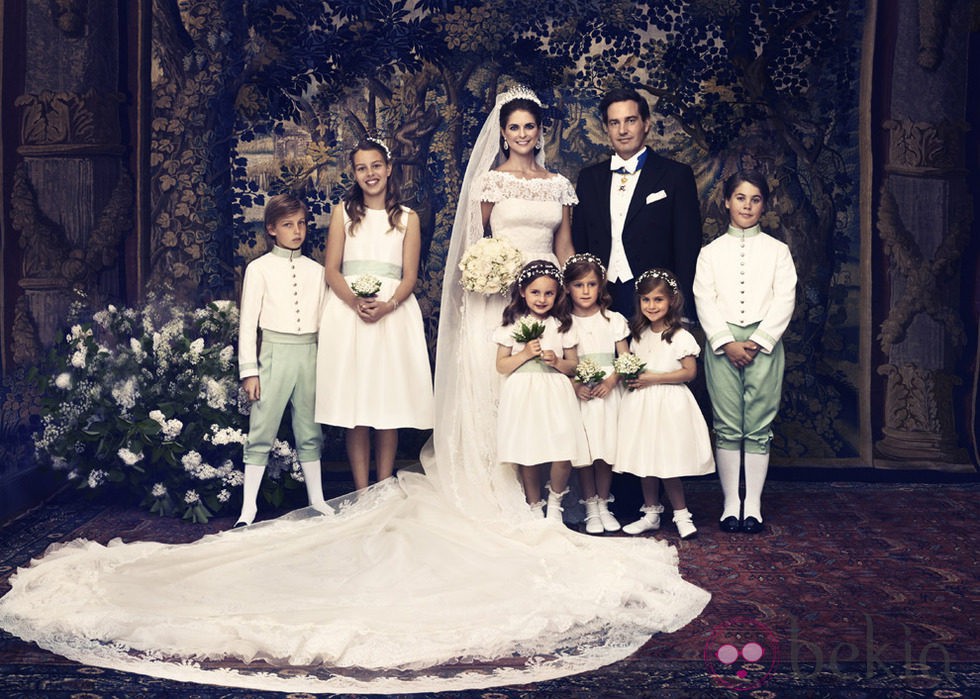 Fotografía oficial de la boda de la princesa Magdalena de Suecia y Christopher O'Neill con los pajes y damas de honor