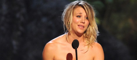 Kaley Cuoco recogiendo un premio en los Guys Choice Awards 2013