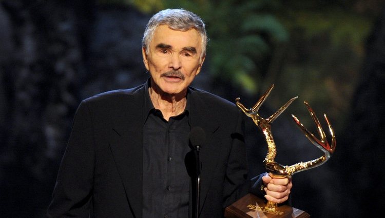 Burt Reynolds recoge un premio en los Guys Choice Awards 2013