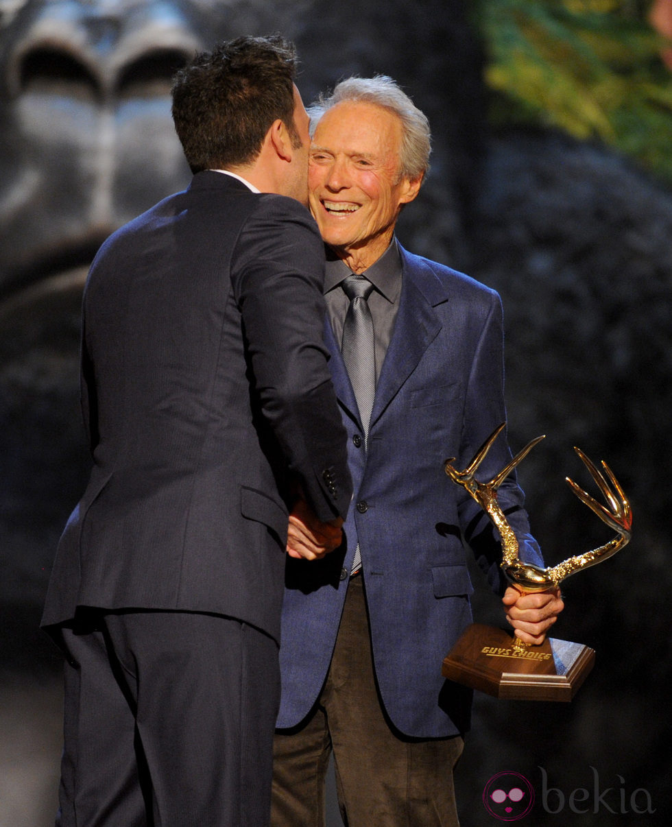 Clint Eastwood recibe un premio en los Guys Choice Awards 2013