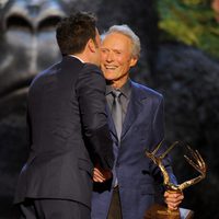 Clint Eastwood recibe un premio en los Guys Choice Awards 2013