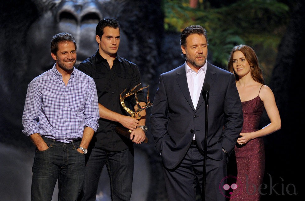 Zack Snyder, Henry Cavill, Amy Adams y Russel Crowe recogiendo un premio en los Guys Choice Awards