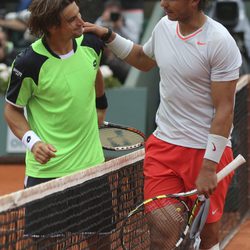 Rafa Nadal saluda a David Ferrer tras ganar la final de Roland Garros 2013