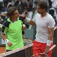 Rafa Nadal saluda a David Ferrer tras ganar la final de Roland Garros 2013