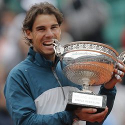 Rafa Nadal muerde su octava copa de un Roland Garros