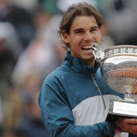 Rafa Nadal muerde su octava copa de un Roland Garros