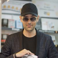 Risto Mejide firmando ejemplares de ''#Annoyomics. El arte de molestar para ganar dinero'' en la Feria del Libro de Madrid 2013