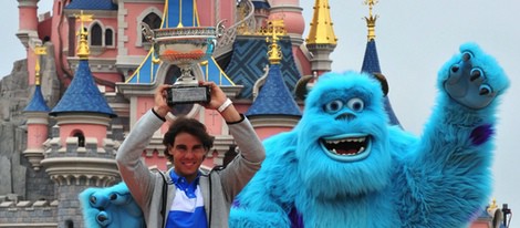 Rafa Nadal celebra su victoria en Roland Garros 2013 en Disneyland París