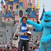 Rafa Nadal celebra su victoria en Roland Garros 2013 bromeando con Sulley en Disneyland París