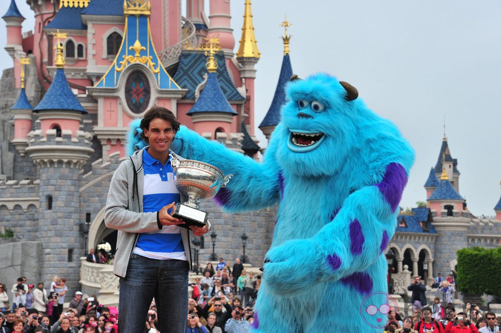 Rafa Nadal celebra su victoria en Roland Garros 2013 bromeando con Sulley en Disneyland París