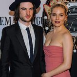 Sienna Miller y Tom Sturridge en la gala de los premios Tony 2013