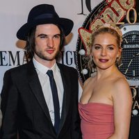 Sienna Miller y Tom Sturridge en la gala de los premios Tony 2013