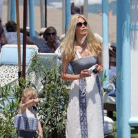 Claudia Schiffer con su hija Cosima Violet en la playa de Marbella