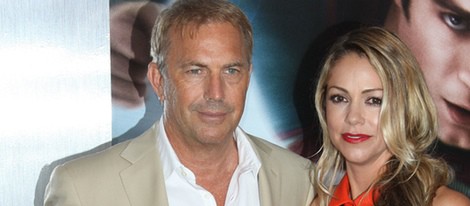 Kevin Costner y Christine Baumgartner en la premiere de 'El Hombre de Acero' en Nueva York