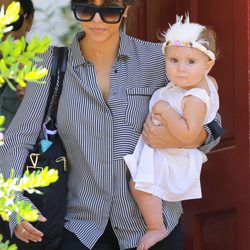 Kourtney Kardashian con su hija Penélope luciendo un tocado de plumas