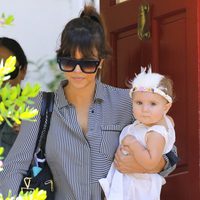 Kourtney Kardashian con su hija Penélope luciendo un tocado de plumas