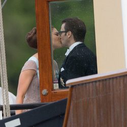 Los Príncipes Victoria y Daniel besándose en la boda de Magdalena de Suecia y Chris O'Neill