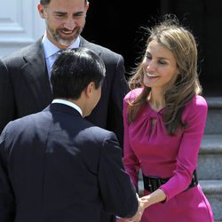 Los Príncipes Felipe y Letizia saludan a Naruhito de Japón durante su visita a España