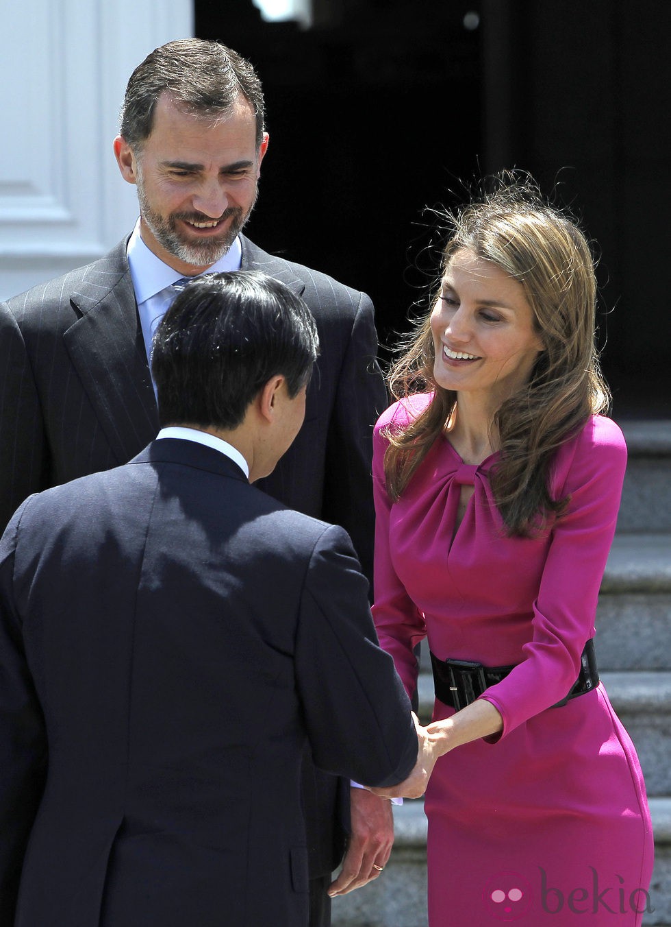 Los Príncipes Felipe y Letizia saludan a Naruhito de Japón durante su visita a España