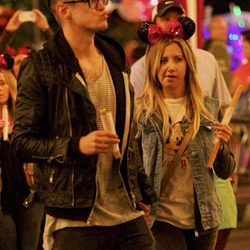 Ashley Tisdale y Christopher French paseando por Disney World