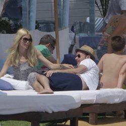 Claudia Schiffer y su marido Matthew Vaughn tomando el sol en Marbella