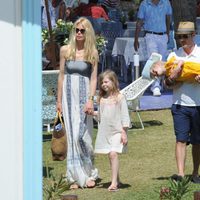 Claudia Schiffer, Matthew Vaughn y sus hijas Clementine y Cosima Violet en Marbella