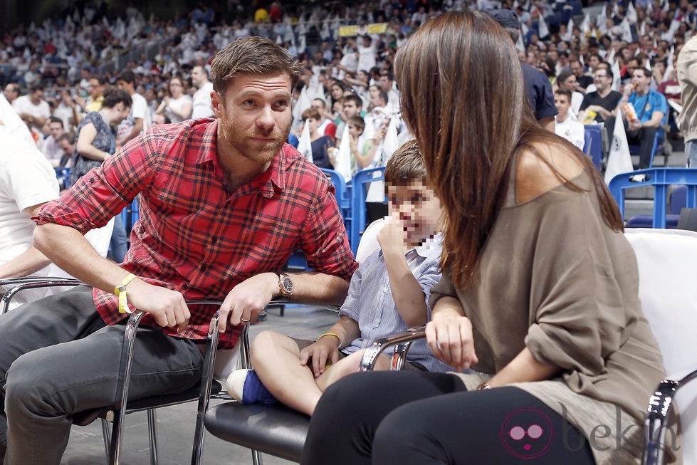 Xabi Alonso y Nagore Aranburu con su hijo Jon en un partido de baloncesto