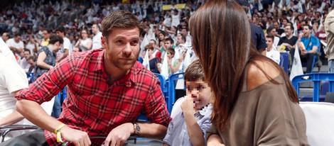 Xabi Alonso y Nagore Aranburu con su hijo Jon en un partido de baloncesto