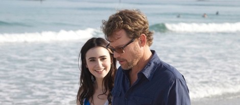 Greg Kinnear y  Lily Collins en una escena de 'Un invierno en la playa'