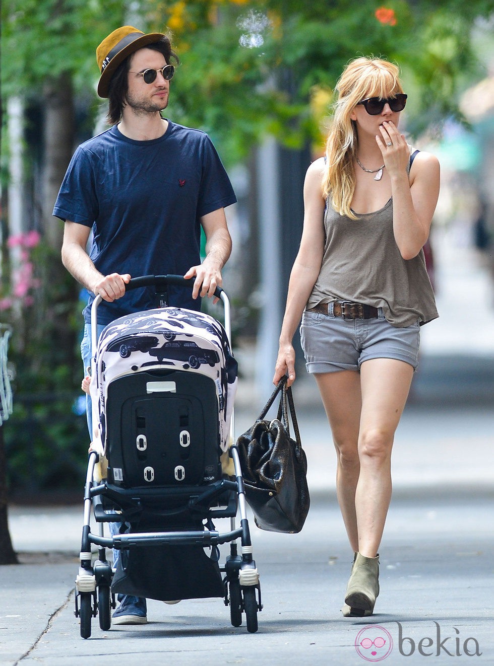 Sienna Miller pasea a su hija, Marlowe Sturridge, junto a su marido