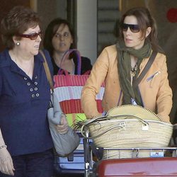 Raquel Sánchez Silva y su madre aterrizan en Ibiza tras el entierro de Mario Biondo