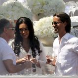 Tamara Ecclestone y Jay Rutland con un invitado durante una de las celebraciones de su boda