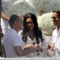 Tamara Ecclestone y Jay Rutland con un invitado durante una de las celebraciones de su boda